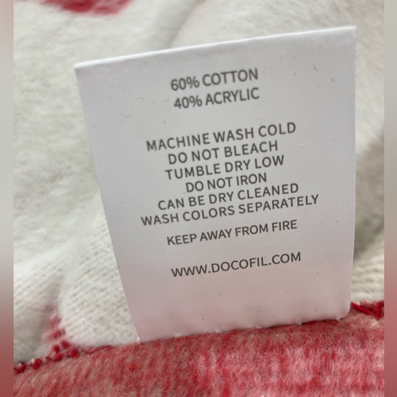 Red and white Check blocks with Fringe: Cotton/Acrylic winter Throw โ๏ธ๐ ๐งโ๐๐ซ - Picture 3 of 4